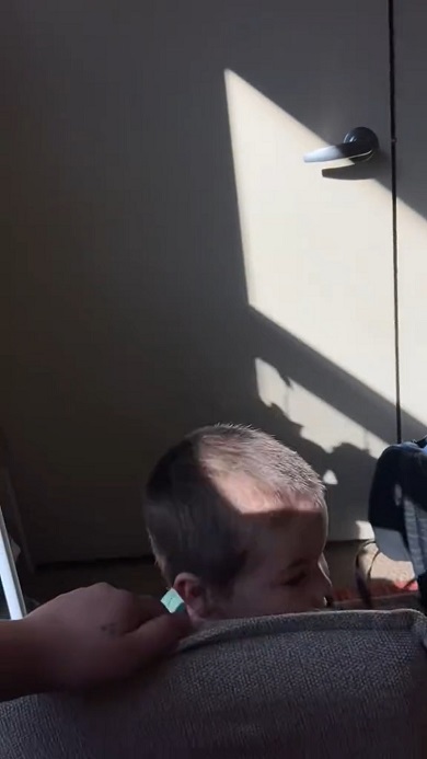 パパがひげをそったことがショックらしく身を隠してしまう息子