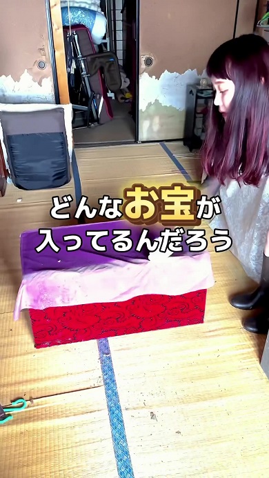 祖母の家で発見した謎の箱を開ける様子