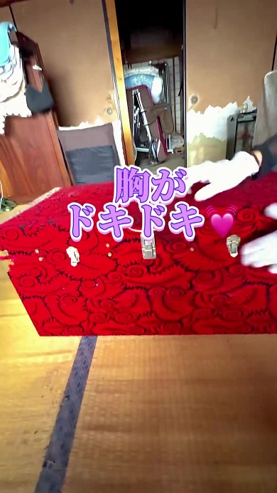 祖母の家で発見した謎の箱を開ける様子