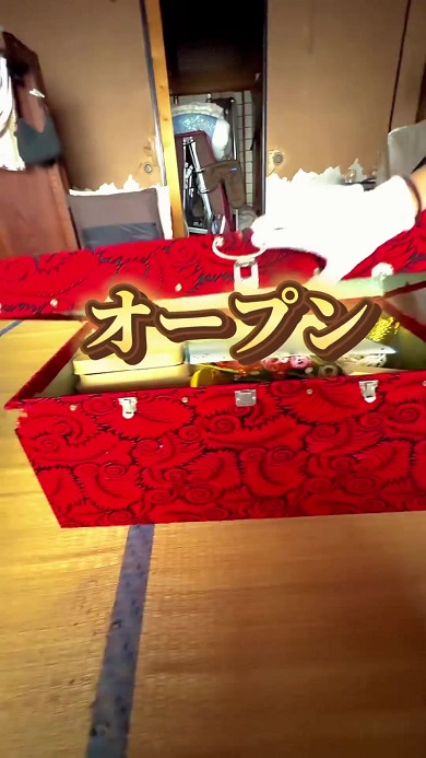 祖母の家で発見した謎の箱を開ける様子