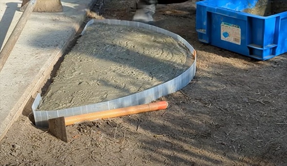 割れた食器がリメークで庭のすてきな飛び石に