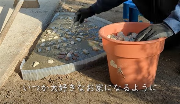 割れた食器がリメークで庭のすてきな飛び石に