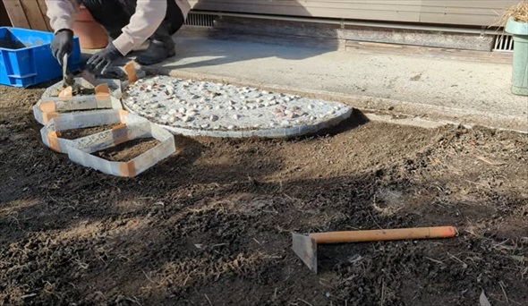 割れた食器がリメークで庭のすてきな飛び石に