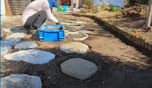 割れた食器がリメークで庭のすてきな飛び石に