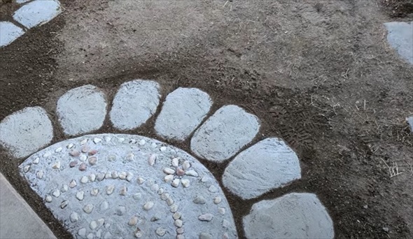 割れた食器がリメークで庭のすてきな飛び石に