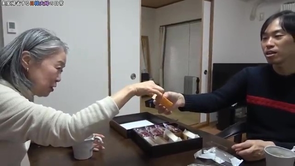 お菓子を分け合う男性と女性