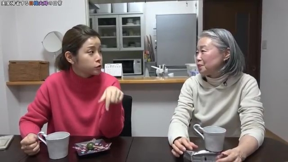 談笑する2人の女性