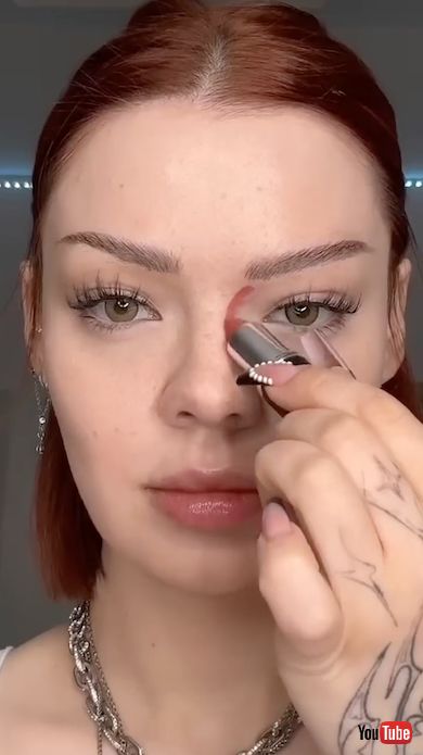 顔にリップを塗る