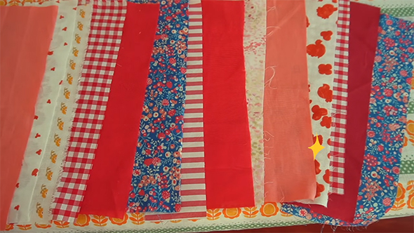 並んだ赤系のはぎれ