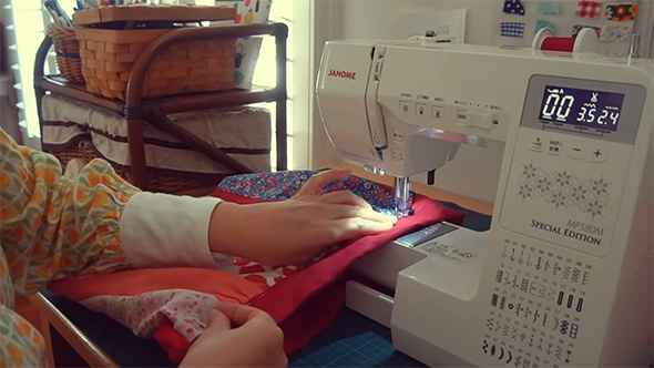 赤いスカートのウエストを縫う