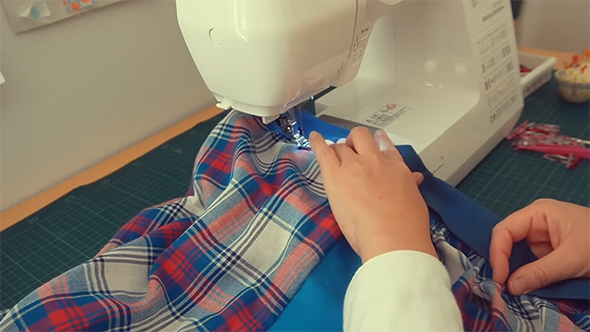 青いスカートのウエストを縫う