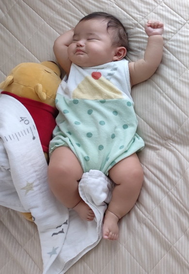 寝起き中の赤ちゃん