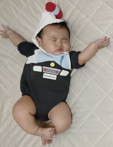 寝起き中の赤ちゃん