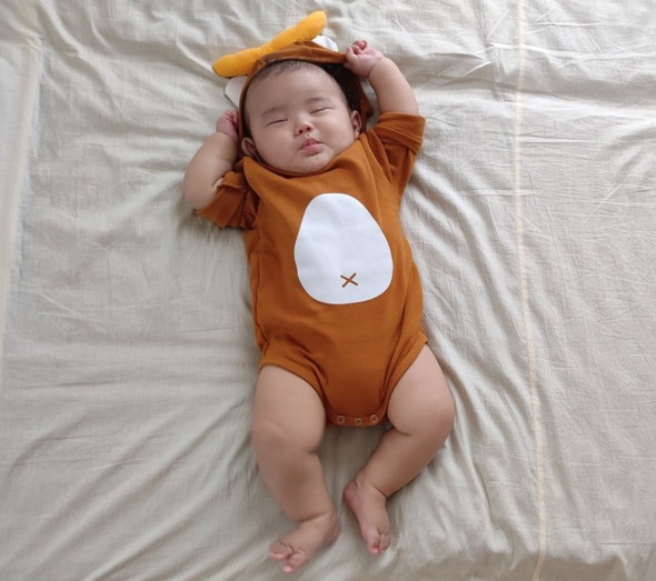 寝起き中の赤ちゃん