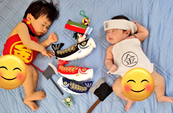 並んで寝る赤ちゃんたち