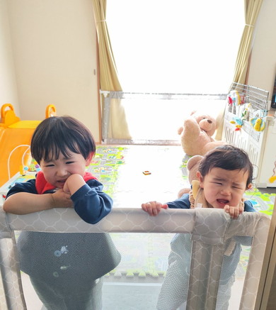 ママを見つめる幼い兄弟