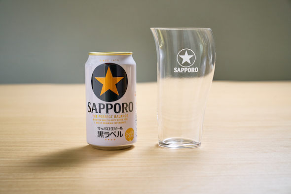 黒ラベルを引き立てるザ・パーフェクト3WAYグラスとサッポロ生ビール黒ラベル缶