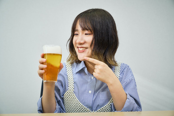 ビールを飲む様子