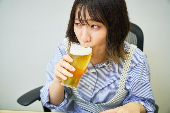 ビールを飲む様子