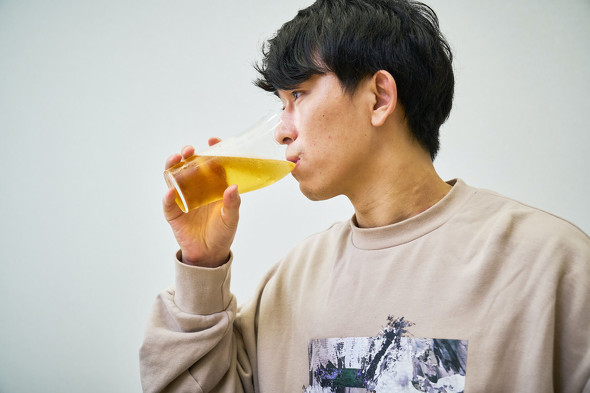 ビールを飲む様子