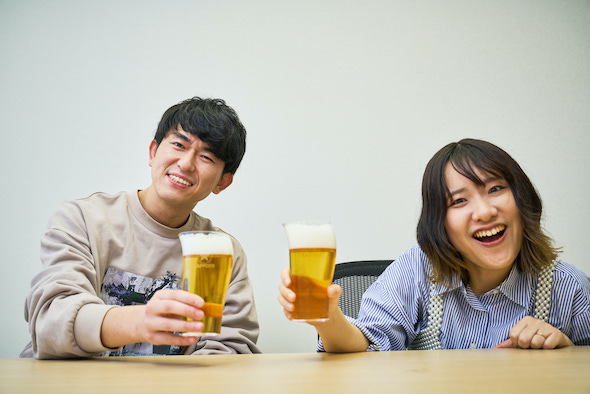ビールを手に乾杯