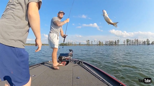 大きな魚を釣り上げた男性