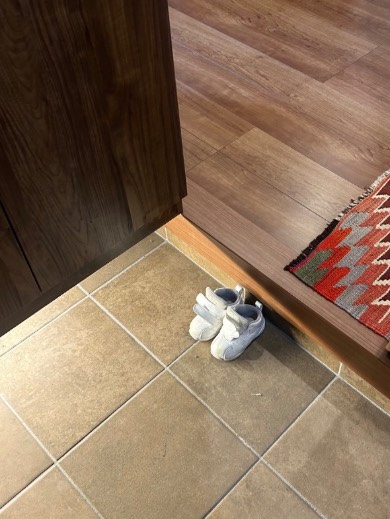 小さな靴が置かれた玄関