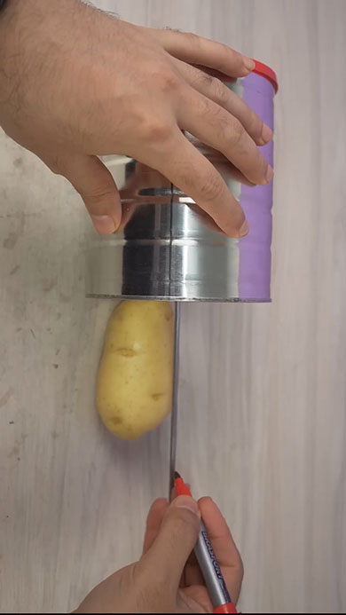 缶でトルネードポテトカッターを作っているところ