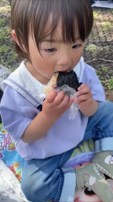 おにぎりを食べる男の子