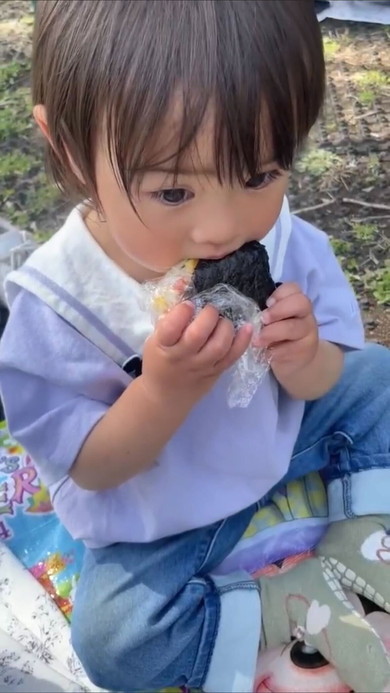 おにぎりを食べる男の子