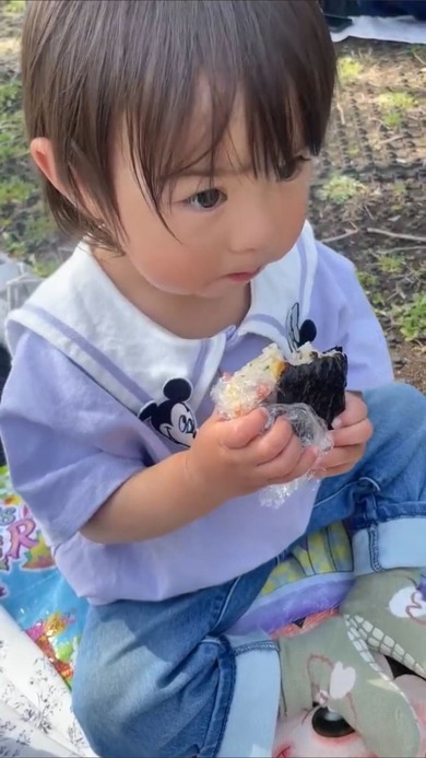 おにぎりを食べる男の子