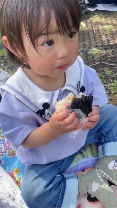 おにぎりを食べる男の子