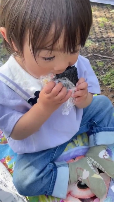おにぎりを食べる男の子