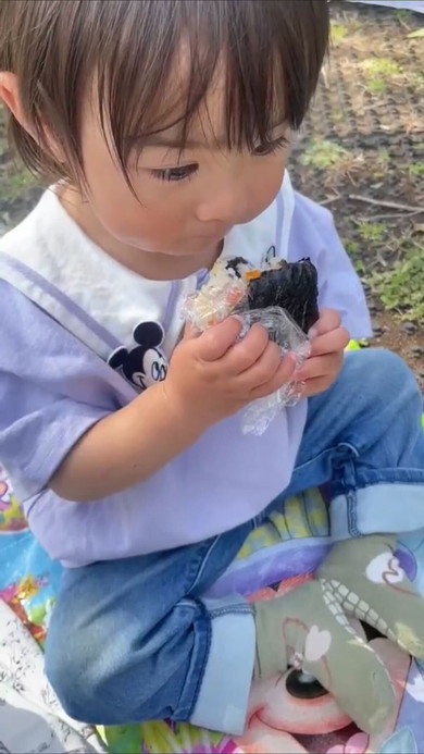 おにぎりを食べる男の子