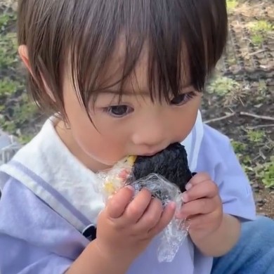 おにぎりを食べる男の子