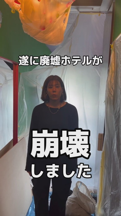 ホテルの部屋で起こった浸水に対応する女性