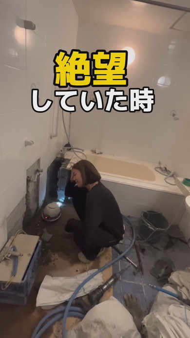 ホテルの部屋で起こった浸水に対応する女性