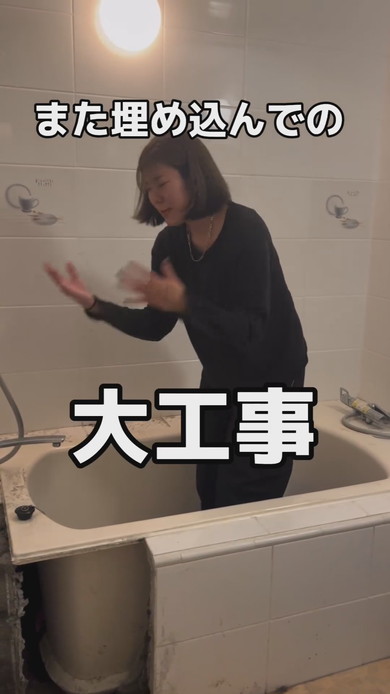 ホテルの部屋で起こった浸水に対応する女性