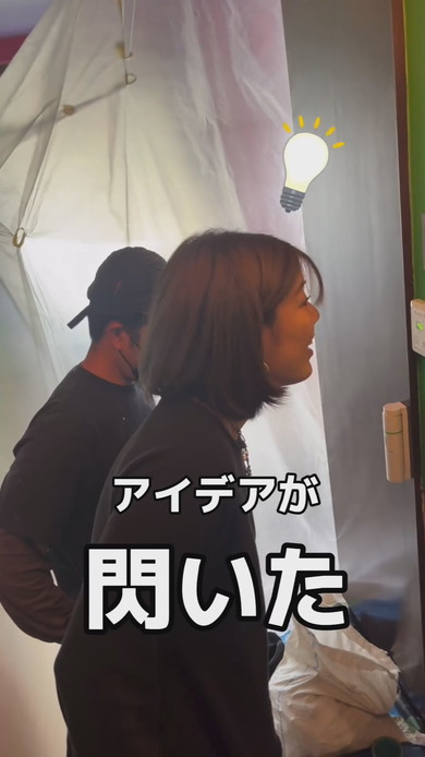 ホテルの部屋で起こった浸水に対応する女性
