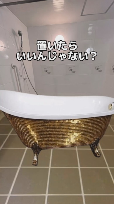 ホテルの部屋で起こった浸水に対応する女性