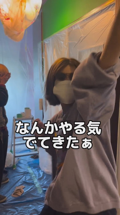 ホテルの部屋で起こった浸水に対応する女性