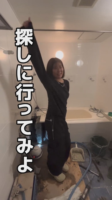ホテルの部屋で起こった浸水に対応する女性