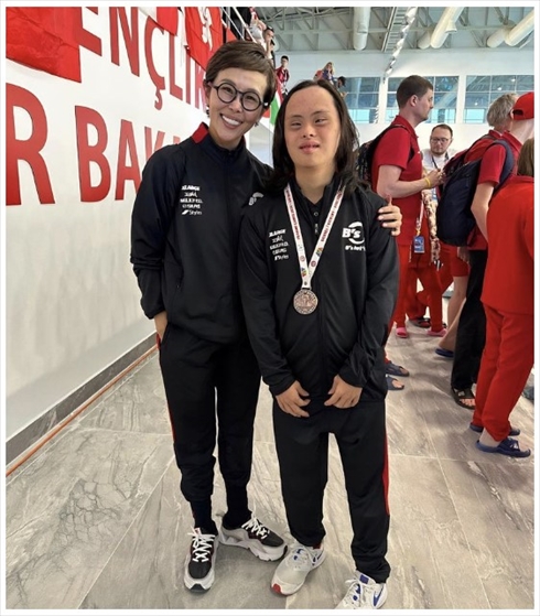 金子エミとダウン症スイマーの村井海人の親子ショット