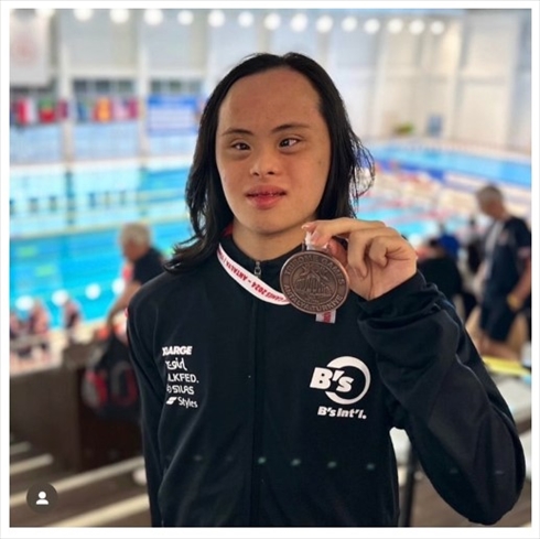 「第11回世界ダウン症水泳・アーティスティック選手権大会」の背泳ぎ50メートルで銅メダルを獲得した村井海人