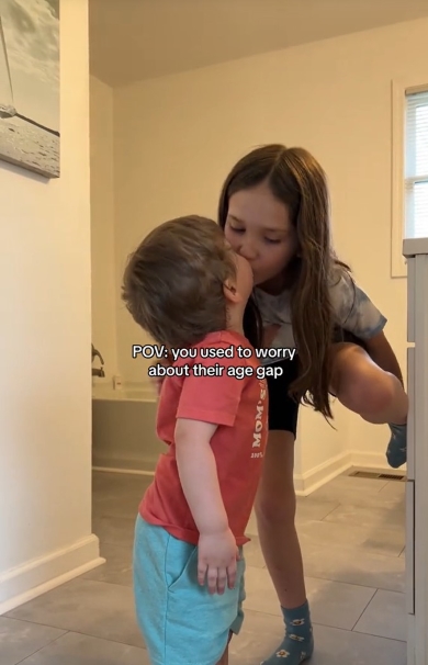 感謝のキスをする弟