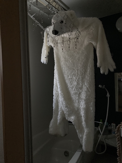シロクマの着ぐるみを浴室乾燥