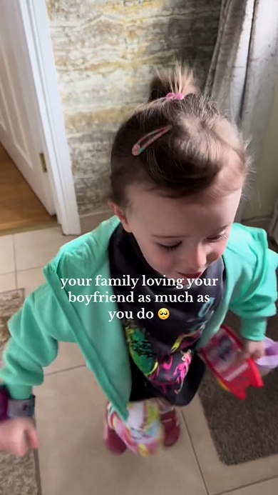 いとこの彼氏が大好きで大はしゃぎしている女の子