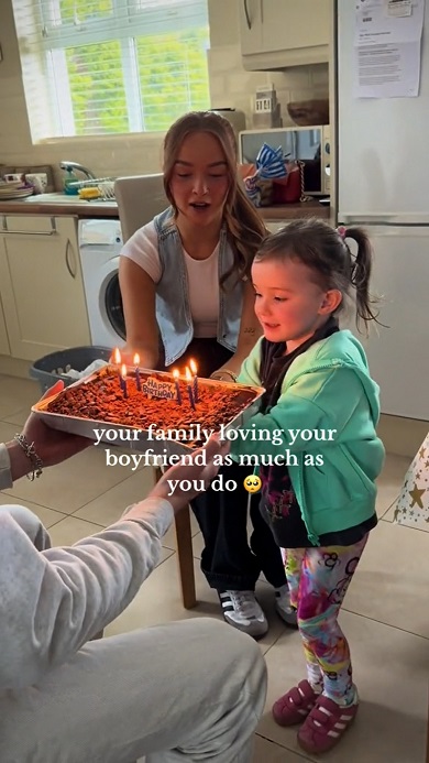 いとこの彼氏が大好きで大はしゃぎしている女の子