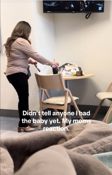 孫が生まれたことに全く気づいていない祖母