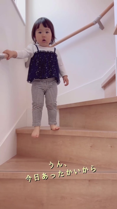 階段を下りる女の子